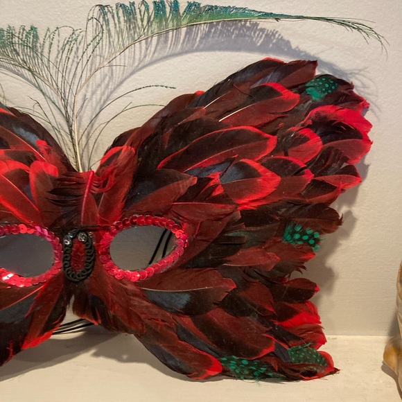Red feather Mardi Gras mask - Picture 4 of 8